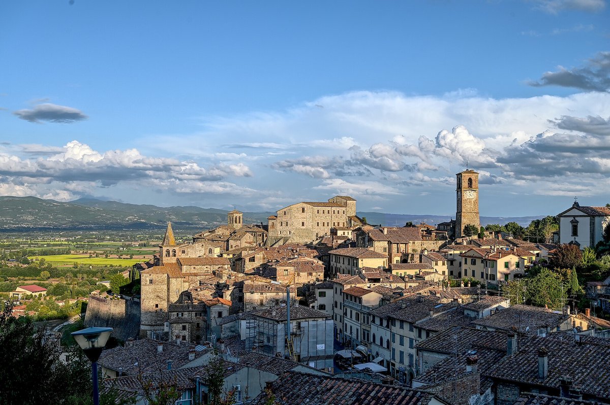 The hill town of Anghiari above the Tiber valley