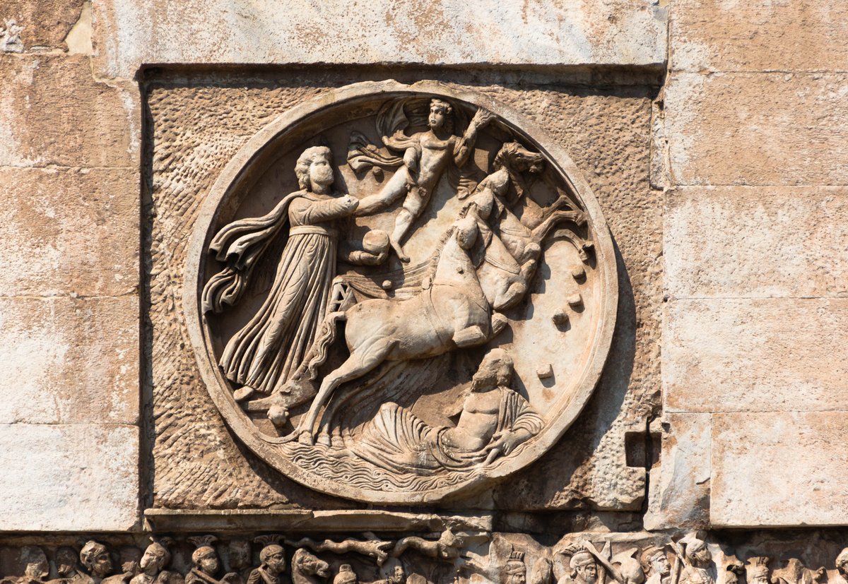 A carved circular relief (roundel) on the Arch of Constantine showing a hunting scene